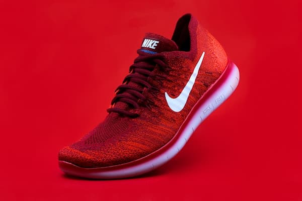 Running shoe product showcase in a CartQu online store